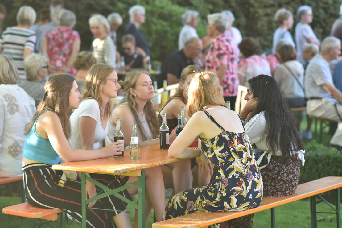 DankeAktion 150 Ehrenamtliche feiern Sommerfest Presse Caritas